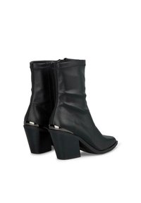 Botas de tobillo de cuero negro con un diseño arrugado, punta cuadrada y tacón grueso. Presenta una cremallera lateral y un detalle metálico en el tacón.