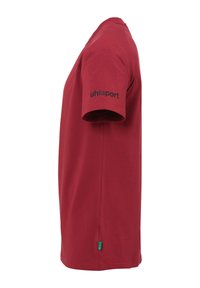 Rød bomulds t-shirt med korte ærmer, prydet med et sort "uhlsport" print på venstre ærme og et grønt mærke ved kanten.