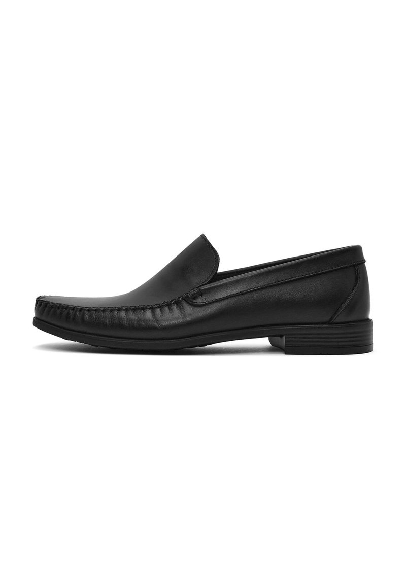 Mocassino in pelle nera con finitura liscia, punta arrotondata e cuciture decorative sul davanti. Design con tacco basso e blocco.