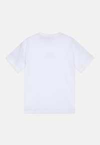 Camiseta blanca de manga corta hecha de algodón; cuenta con un cuello redondo y una parte trasera lisa sin estampados ni adornos.