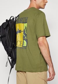 The North Face VONNAN GRAPHIC TEE - Tričko s potlačou - terrarium green/anthrqacite grey/antique moss green/lime citrus