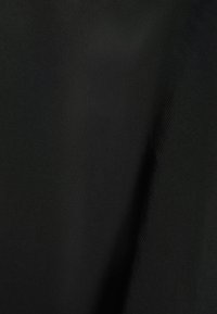 Czarna tkanina o gładkiej, teksturowanej powierzchni. Charakteryzuje się lekkim połyskiem i jednolitym kolorem z subtelnymi ukośnymi liniami. Idealna do różnych zastosowań.