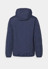 Granatowa kurtka pikowana z kapturem, z diamentowymi wzorami i elastycznymi mankietami. Materiał wydaje się gładki i lekki, odpowiedni do codziennego noszenia.