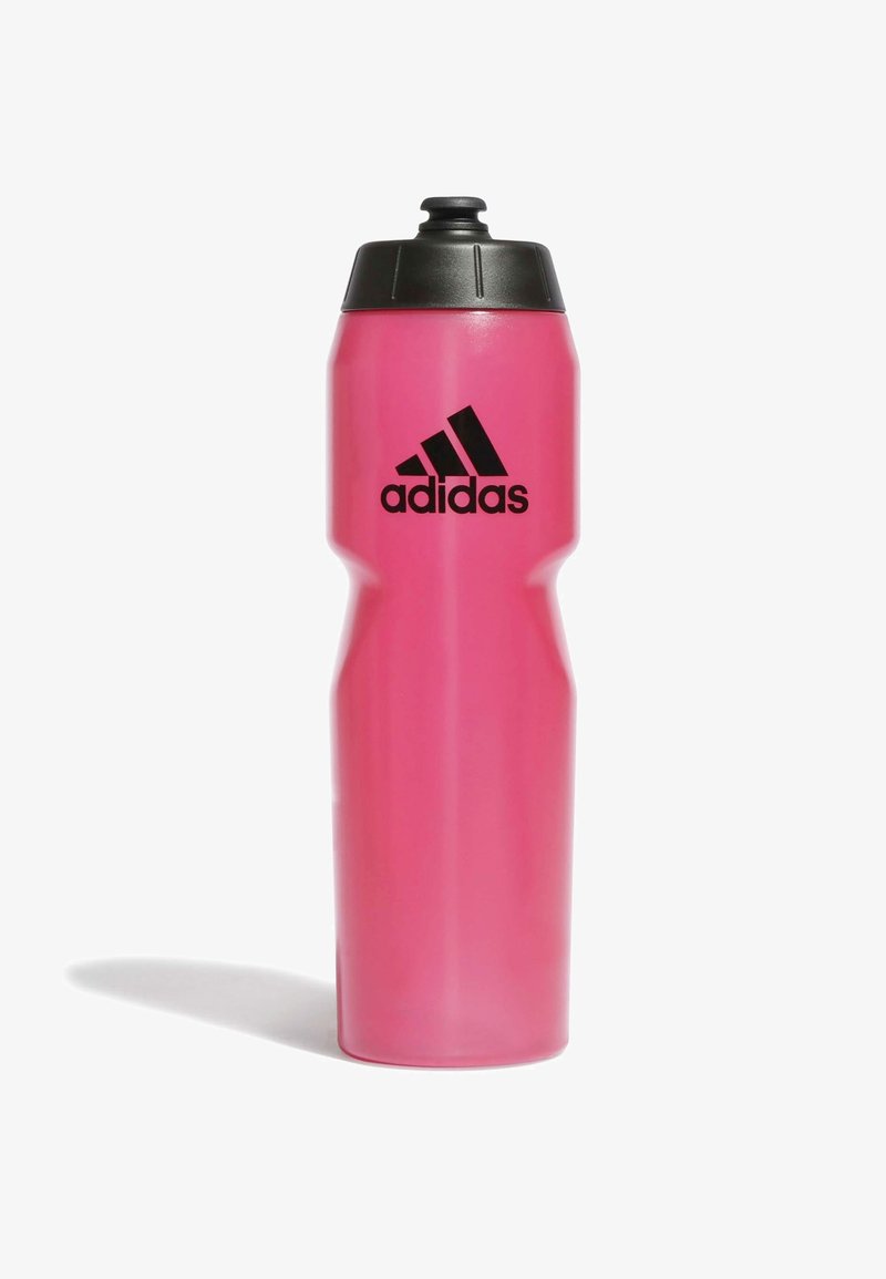 Botella de agua de plástico rosa con un agarre estriado, tapa de rosca negra y logotipo de Adidas negro colocado verticalmente.