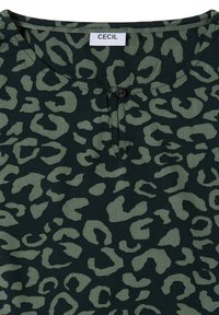 Blusa verde scuro con motivo leopardato in verde chiaro. Presenta un colletto rotondo, chiusura con bottone singolo e texture liscia.