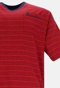 Rood en marineblauwe gestreepte korte mouw shirt, gemaakt van een gestructureerde stof. Heeft een klein borstzakje met een contrasterende rand. V-hals ontwerp.