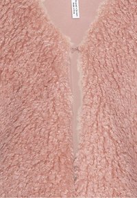 Miękka, pastelowa różowa kardigan z teksturowanego, puszystego materiału, z otwartym przodem i bez zapięć. Posiada gładkie wykończenie wewnętrzne.
