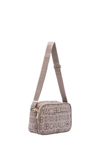 Borsa a spalla in tessuto marrone con forma rettangolare, caratterizzata da loghi in rilievo, texture liscia, hardware color oro e una fascia larga.