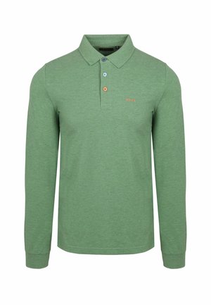 Grünes langärmliges Poloshirt aus Baumwollmischung, mit einer Dreiknopf-Leiste, blauen und orangefarbenen Knöpfen sowie dezentem Logo-Stick. 