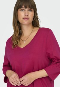 ONLY Carmakoma CARBONNIE LIFE 3/4 V NECK A SHAPE - Long sleeved top - sangria