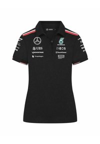 Czarny polo z textured materiału, z kołnierzykiem, czerwonymi akcentami na rękawach i wieloma logo sponsorów na przodzie i rękawach.