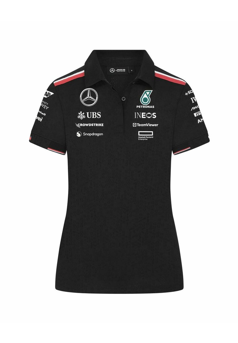 Czarny polo z textured materiału, z kołnierzykiem, czerwonymi akcentami na rękawach i wieloma logo sponsorów na przodzie i rękawach.