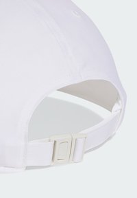 Witte baseballcap met een gladde stof, gebogen klep en een verstelbare band met een plastic gesp aan de achterkant. Eenvoudig, minimalistisch ontwerp.