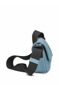 Borsa a tracolla blu in pelle con una finitura testurizzata, dotata di una tracolla nera regolabile e di un compartimento con cerniera sul lato.