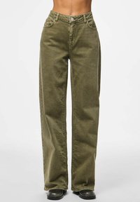 Olīvu zaļas platas kājas džinsi ar augstu jostas vietu, piecām kabatām un redzamām šuvēm. Izgatavoti no mīksta denima auduma ar gludu tekstūru.
