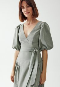 WILLA TAYLOR TIE - Dnevna obleka - sage green