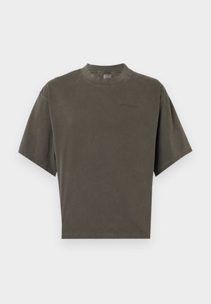 T-shirt oversized em caqui, mangas curtas, gola redonda canelada, material de algodão macio, com um discreto logótipo bordado na frente.