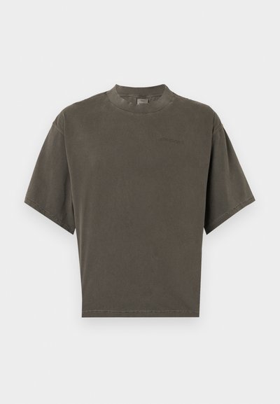 Camiseta oversized caqui, de manga corta, con cuello redondo acanalado, fabricada en suave algodón, presenta un sutil logo bordado en el frente.
