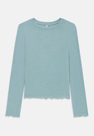 Chemise à manches longues bleu clair en côte avec des bords festonnés aux poignets et à l'ourlet, col rond, posée à plat sur un fond blanc.