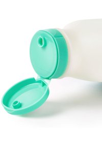 Bottiglia di plastica bianca con un tappo a vite turchese. Il tappo presenta un coperchio a ribalta e un beccuccio per la distribuzione, con dettagli a coste lungo il bordo.