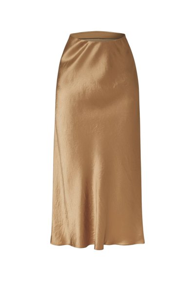 Gonna midi in raso di colore beige caldo con una texture liscia, caratterizzata da una vita aderente e una silhouette a trapezio che si apre delicatamente sull'orlo.