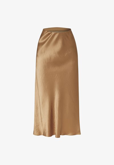 Gonna midi in raso di colore beige caldo con una texture liscia, caratterizzata da una vita aderente e una silhouette a trapezio che si apre delicatamente sull'orlo.