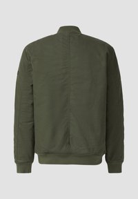 Olivgrüne Bomberjacke aus weichem Stoff, mit Stehkragen, gerippten Bündchen und einem minimalistischen Design ohne sichtbare Verschlüsse.