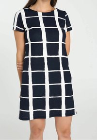 Námořnické šaty s bílou mřížkovanou vzorem, krátkými rukávy, kulatým výstřihem a rovného střihu, vyrobené z lehké látky.