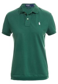 Grön polotröja i bomull med en strukturerad yta, utrustad med en tvåknapplåsning och en vit broderad logotyp på vänster bröst.