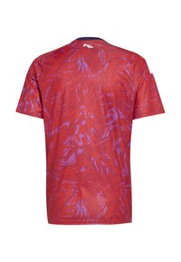 Chemise rouge à manches courtes avec un motif violet tourbillonnant, dotée d'un col rond et d'une bordure noire unie au niveau du col.