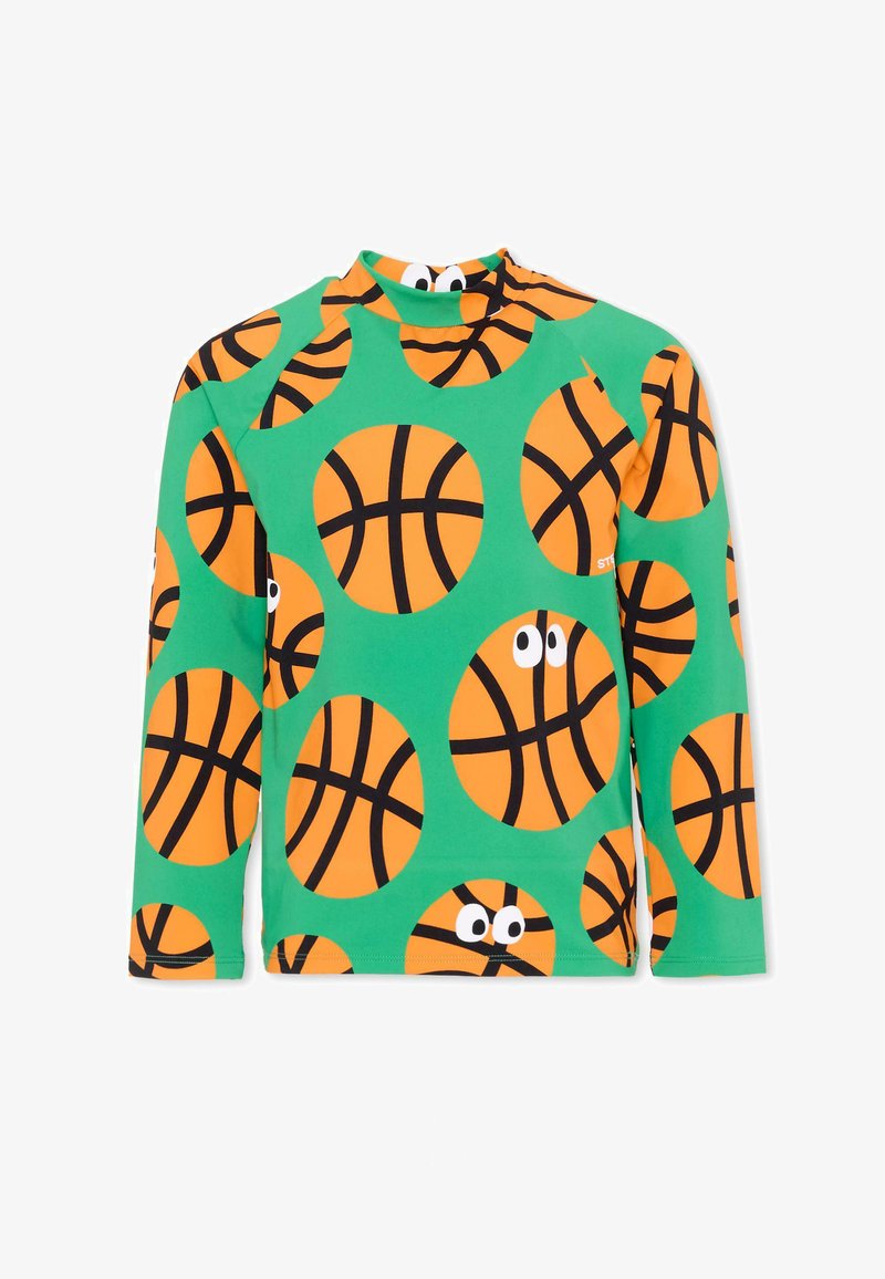 Chemise verte à manches longues ornée de gros ballons de basketball orange imprimés partout, certains ballons affichant des yeux de dessin animé.