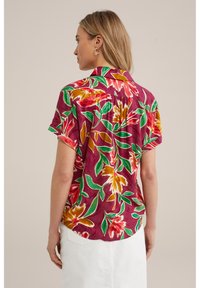 Cămașă cu mâneci scurte, de culoare burgundy, cu model floral, având frunze verzi, flori portocalii și galbene, cu guler și un croi lejer.