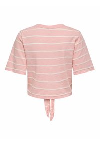 Crop top rose à manches courtes avec des rayures blanches horizontales et un détail noué à l'ourlet arrière.