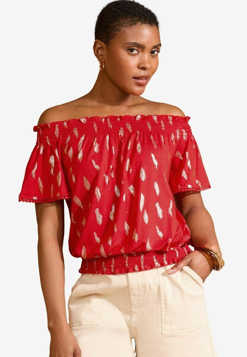Raudona off-the-shoulder bluzė su auksinėmis lapų raštais, elastingais kaklu ir apvalkalu, trumpomis rankovėmis, lengva medžiaga, suteikianti tekstūrą su brokado detalėmis.