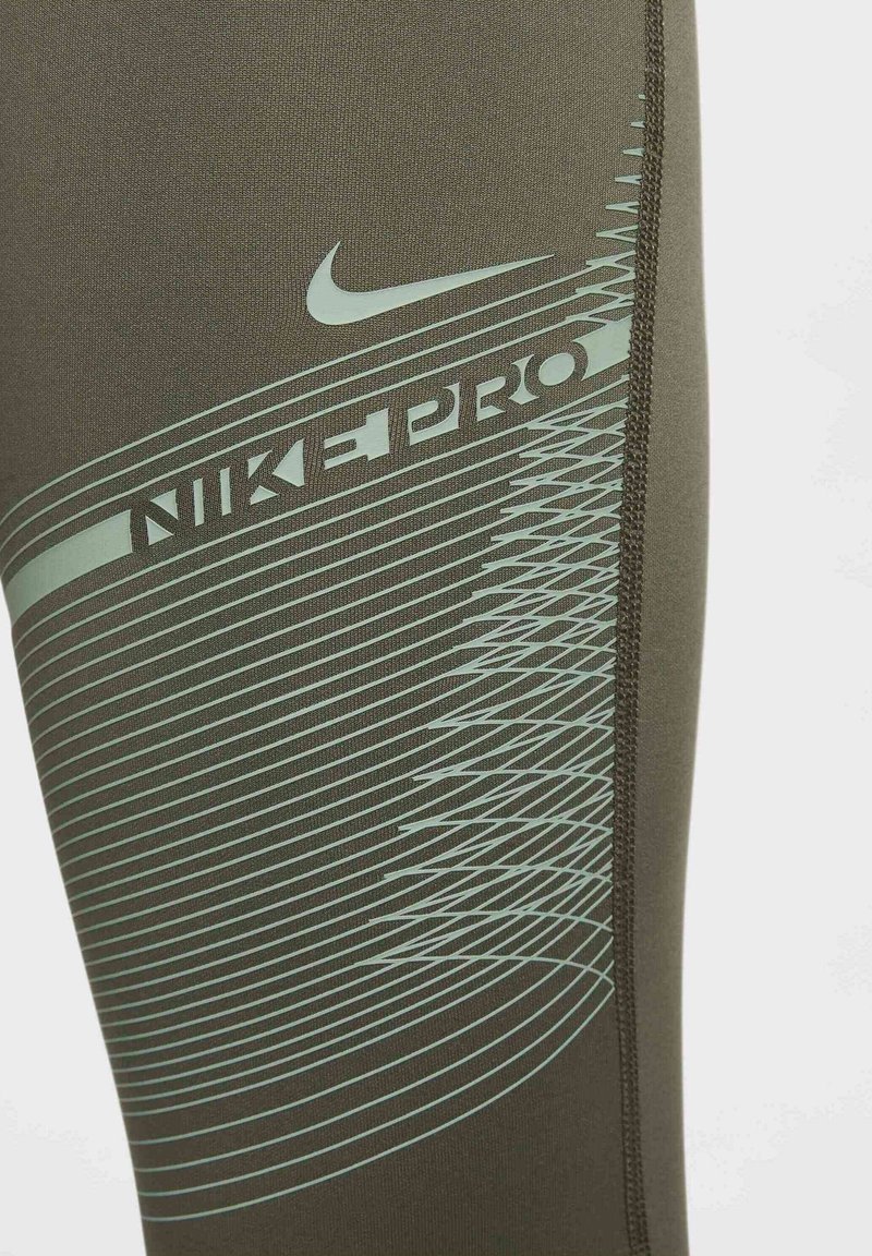 I leggings Nike Pro in tessuto verde scuro presentano linee orizzontali di un verde menta chiaro e il logo, con una texture liscia e un design aderente.