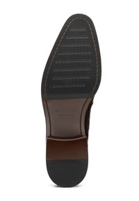 Braune Ledersohle eines Schuhs mit einer strukturierten Gummisohle, rechteckigem Muster und kontrastierenden Nähten. Markenlogo seitlich geprägt.