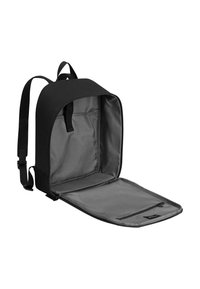 Schwarzer Rucksack mit abgerundetem Oberteil, aus weichem Material, mit einem großen, offenen Fach, das mit grauem Stoff gefüttert ist, und einer Reißverschlusstasche.