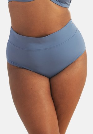 Person mit hoch taillierten, hellblauen Bikinihöschen, vom Bund bis zum mittleren Oberschenkel vor schlichtem weißen Hintergrund angezeigt.