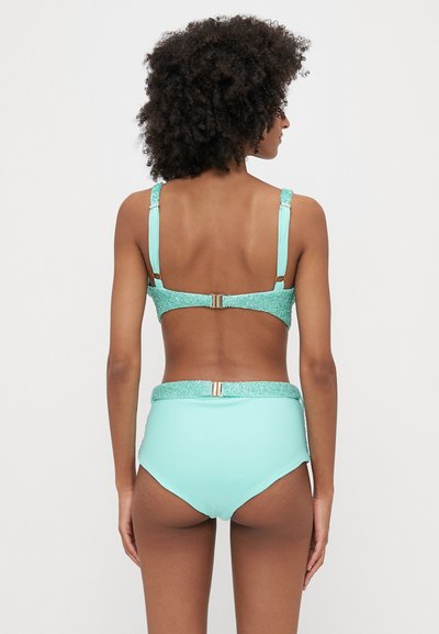 Um fato de banho de duas peças em tom de verde menta, com alças texturizadas brilhantes e detalhes na cintura, apresentando um design de parte de baixo de cintura alta.