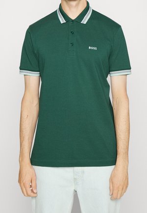 Grünes Poloshirt aus Baumwolle, mit einer Knopfleiste mit drei Knöpfen, kontrastierendem gestreiften Kragen und Ärmelbündchen sowie einem kleinen Logo auf der Brust.