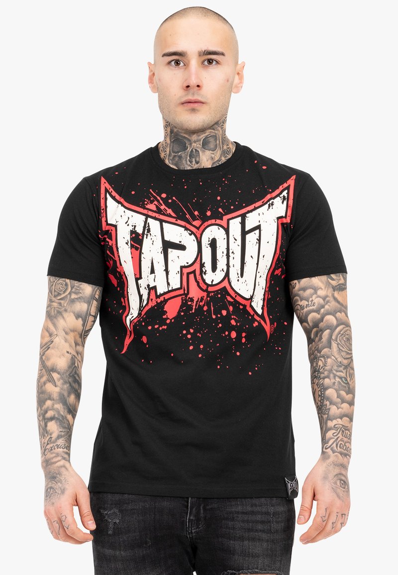 Crna pamučna majica s izraženim bijelim i crvenim grafičkim natpisom "TAP OUT" s detaljima prskanja boje, kratkim rukavima i klasičnim krojem.