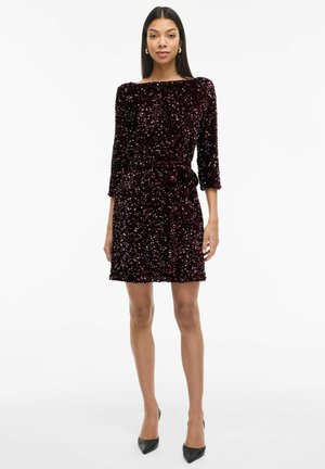 Abito in sequin borgogna con scollatura a barca, maniche a tre quarti, vita cintata e orlo al ginocchio. Tessuto liscio, silhouette aderente.