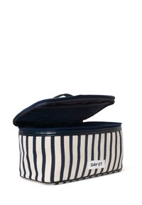 Borsa da stoccaggio con zip di colore crema con strisce verticali blu. Tessuto testurizzato, forma rettangolare e patch con il marchio "DAY ET."