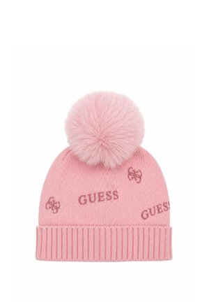 Berretto rosa lavorato a maglia con un grande pompon sulla cima, bordo a coste e loghi del marchio "GUESS" ripetuti in rosa scuro.
