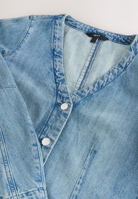 REGULAR FIT - V-NECK BARREL SLEEVE - Bluse - mid blue denim