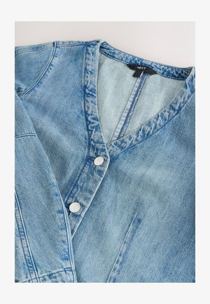 Džinsa jaka gaiši zilā krāsā ar V veida izgriezumu, divām sudraba pogām un vienu kabatu ar šuvju detaļām.