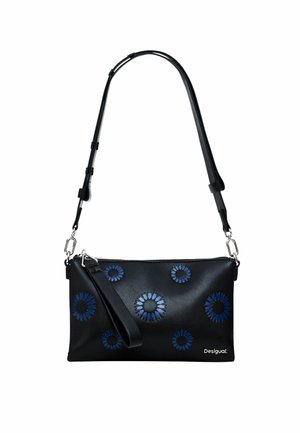 Sac à main en cuir noir avec des appliqués floraux bleus, une bandoulière amovible et une fermeture éclair. Inclut une poignée porte-mains et des accents en argent.