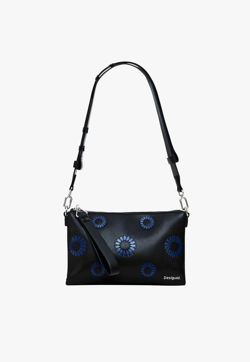 Sac à main en cuir noir avec des appliqués floraux bleus, une bandoulière amovible et une fermeture éclair. Inclut une poignée porte-mains et des accents en argent.