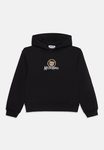 Черен суичър с качулка, с лице на плюшено мече и думата Moschino, центрирани на гърдите, с дълги ръкави и преден качулка.
