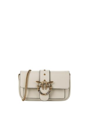 Piccola borsa a mano in pelle beige con tracolla a catena dorata e fermaglio decorativo a forma di uccello dorato sulla patta anteriore.